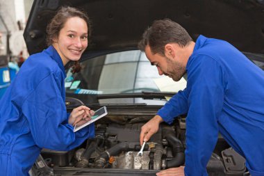 Garajda uzman ve tamirci. 
