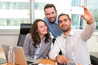 Birlikte ofiste çalışan iş bir grup görünümünü ilişkilendirir