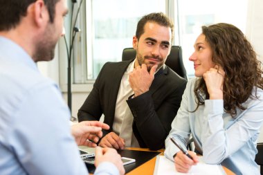 Birlikte çalışan iş ortakları bir grup görünümünü 