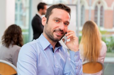  işadamı ofiste ortakları ile çalışma  