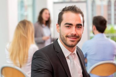  işadamı ofiste ortakları ile çalışma  