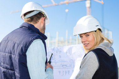  İnşaat alanında son ayrıntıları kontrol işçi