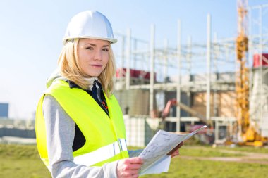 bir inşaat işçisi çekici kadın