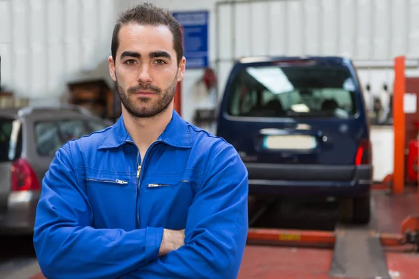 Mecánico trabajando en un coche en el garaje — Foto de Stock