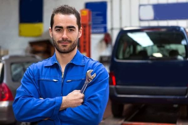 Mekaniker som jobbade på en bil på garaget — Stockfoto