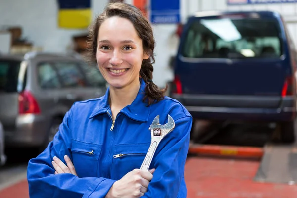 Женщина-механик, работающая в гараже — стоковое фото