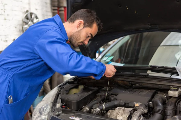 Mécanicien travaillant sur une voiture au garage — Photo