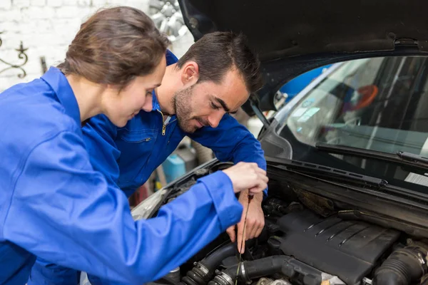 Specialist expert and mechanic at the garage — Stock Photo, Image