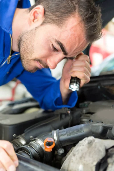 Mechanic working on a car at the garage — Stock Photo, Image