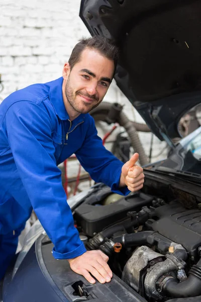 Mekaniker som jobbade på en bil på garaget — Stockfoto