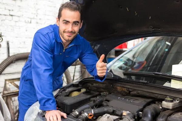 Mécanicien travaillant sur une voiture au garage — Photo