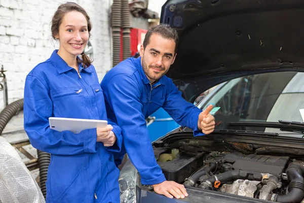 Expert spécialiste et mécanicien au garage — Photo