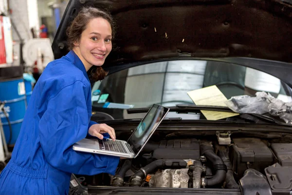 Femme mécanicienne travaillant au garage — Photo