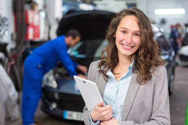 Expert in autobile working in a garage — Stock Photo, Image
