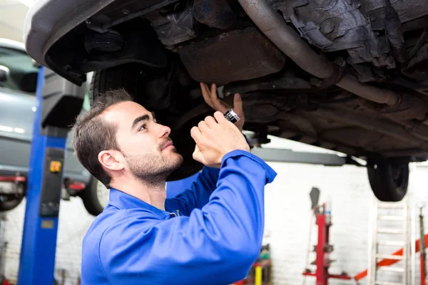 Mechanik pracuje na auto v garáži — Stock fotografie