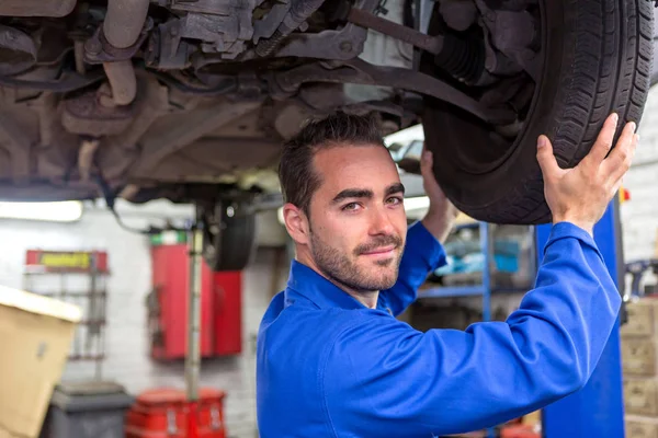 Mechanik praca na samochód w garażu — Zdjęcie stockowe