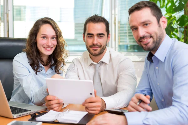 Vista de un grupo de socios de negocios trabajando juntos — Foto de Stock