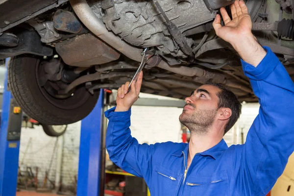 Mechanik pracuje na auto v garáži — Stock fotografie