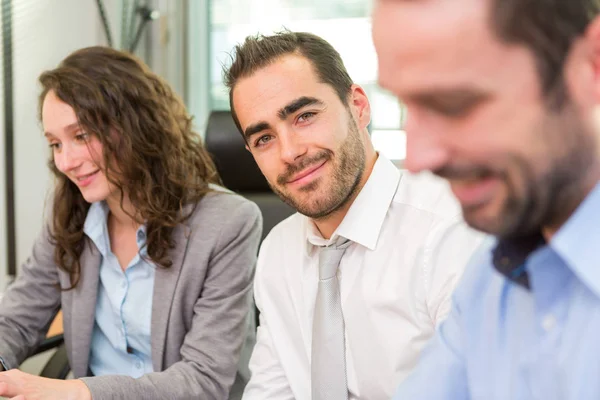 Vista de un grupo de socios de negocios trabajando juntos — Foto de Stock