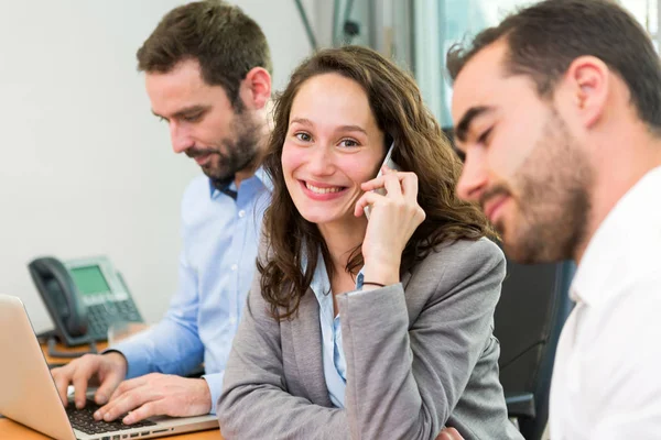 Veduta di un gruppo di soci d'affari che lavorano insieme — Foto Stock