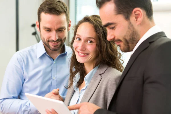 Vista de un grupo de socios de negocios trabajando juntos — Foto de Stock