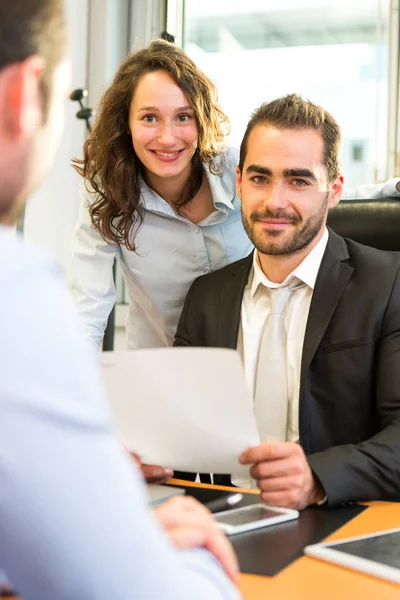 Collega's in moderne kantoren — Stockfoto