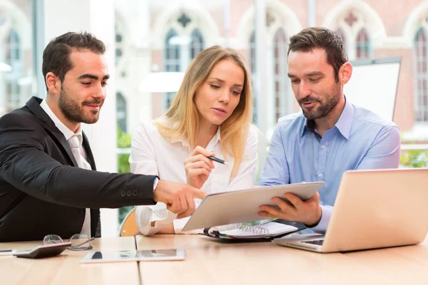 Grupp affärsmän som arbetar tillsammans på kontoret — Stockfoto