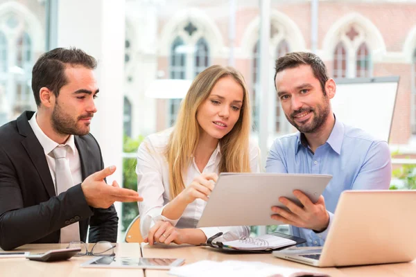 Grupp affärsmän som arbetar tillsammans på kontoret — Stockfoto