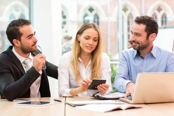 Grupo de empresarios que trabajan juntos en la oficina — Foto de Stock