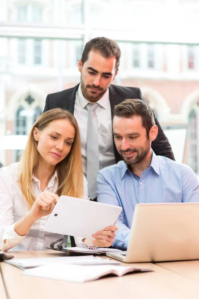 Groep zakenmensen die samenwerken op kantoor — Stockfoto