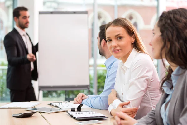 Persone che lavorano in ufficio — Foto Stock