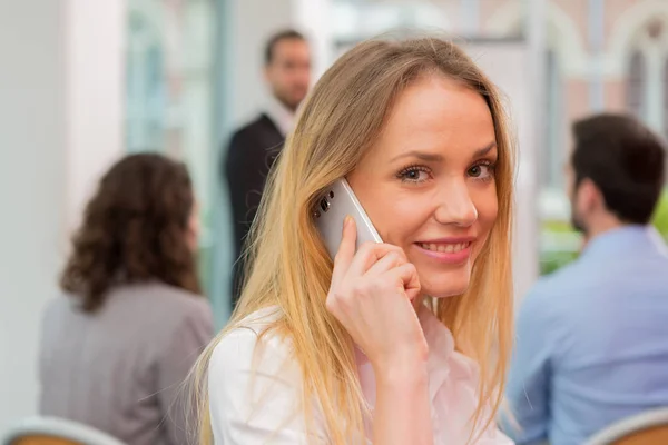 Weergave van een jonge aantrekkelijke zakenvrouw — Stockfoto