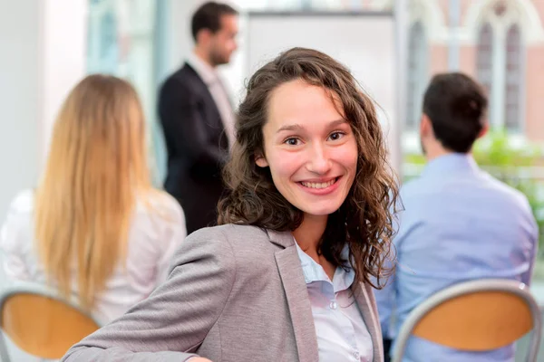 Weergave van een jonge aantrekkelijke zakenvrouw — Stockfoto