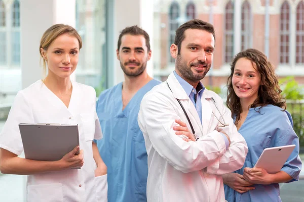 Lékařský tým pracující v nemocnici — Stock fotografie