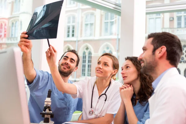 Medical team working at the hospital — Stock Photo, Image