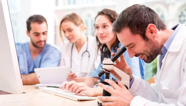 Squadra medica che lavora in ospedale — Foto Stock