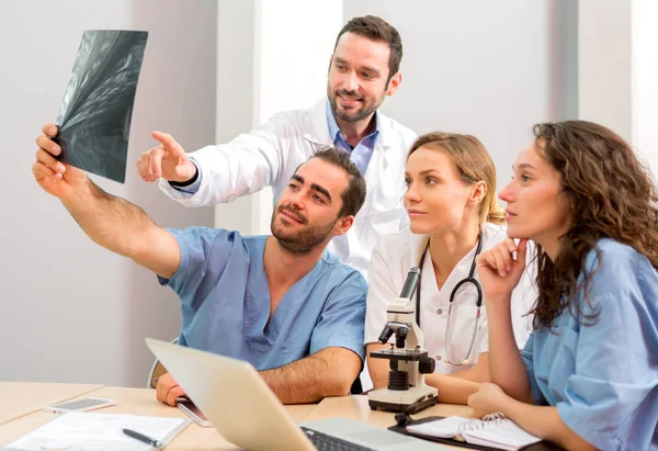 Medisch team werken in het ziekenhuis — Stockfoto