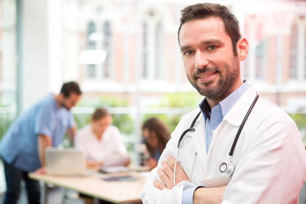 Giovane medico attraente in ospedale — Foto Stock