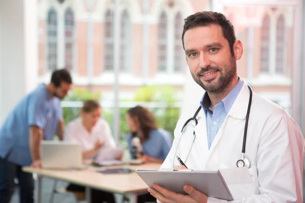 Joven médico atractivo en el hospital — Foto de Stock