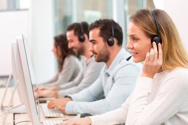 Persone che lavorano in un call center — Foto Stock