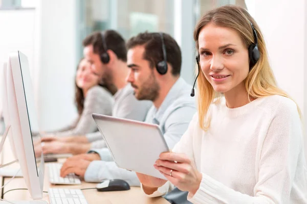 Mensen die werken in een callcenter — Stockfoto