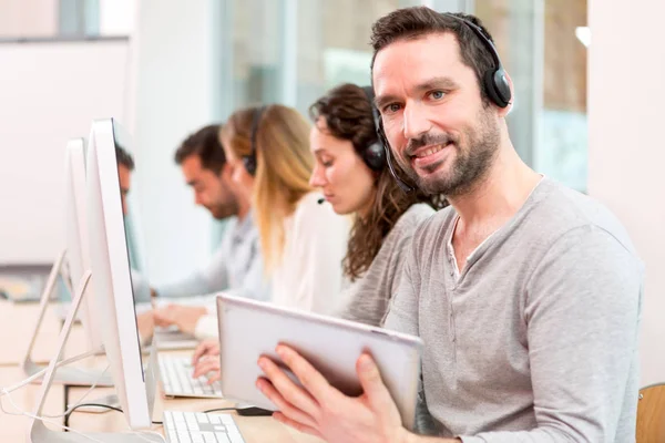 Persone che lavorano in un call center — Foto Stock