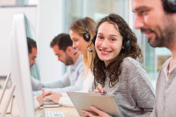 Les jeunes travaillant dans un centre d'appels — Photo