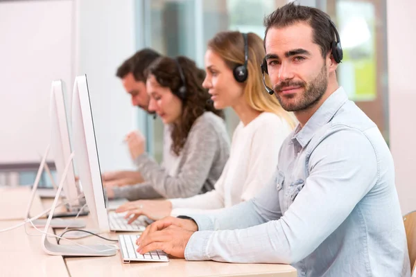 Jonge mensen die werken in callcenter — Stockfoto