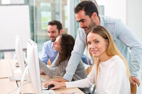 Persone che lavorano in ufficio — Foto Stock