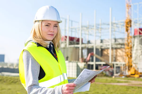 Atractiva mujer trabajadora en una obra de construcción — Foto de Stock