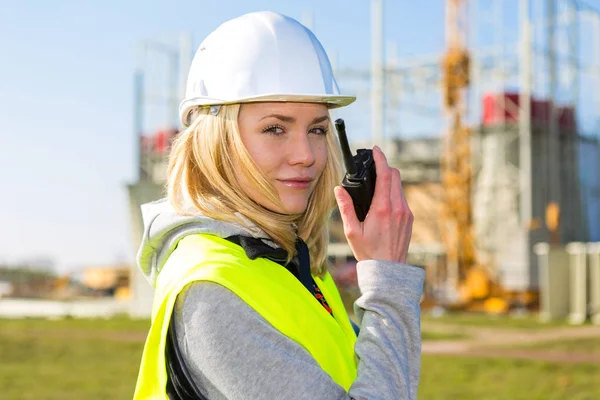 Atractiva mujer trabajadora en una obra de construcción — Foto de Stock