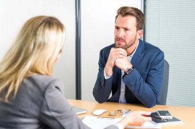 işadamı ve birlikte çalışan asistanı  