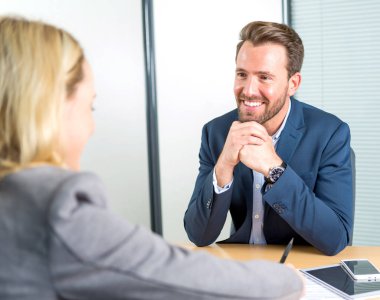 işadamı ve birlikte çalışan asistanı  