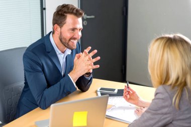 işadamı ve birlikte çalışan asistanı  